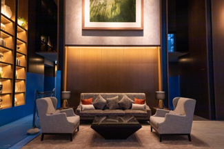 【ロビー】 | グランドメゾン新梅田タワー THE CLUB RESIDENCE | 【グランドホワイエ】静けさと、深い安堵。装飾としてのアートが気品を添える、ギャラリーのような雰囲気。