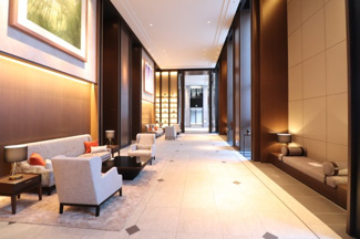 【ロビー】 | グランドメゾン新梅田タワー THE CLUB RESIDENCE | 【グランドホワイエ】重厚なカーペット、ゆったりとしたソファなど、こだわりのインテリアを揃えています！
