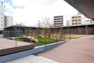 【中庭】 | グランドメゾン新梅田タワー THE CLUB RESIDENCE | 【コミュニティテラス】セキュリティに守られた入居者専用の広場。ウッドデッキで気持ちの良い空間！