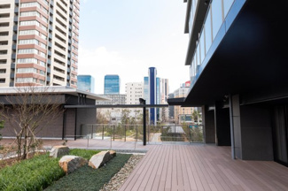 【中庭】 | グランドメゾン新梅田タワー THE CLUB RESIDENCE | 【コミュニティテラス】敷地内に広がるシーズンフォレストや、都会の街並みを眺めることができます。