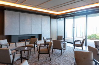 【ロビー】 | グランドメゾン新梅田タワー THE CLUB RESIDENCE | 【スカイラウンジ】約2.6ｍの天井にまで届く、一面のガラスウォール。開放感あふれる、贅沢なしつらえ。