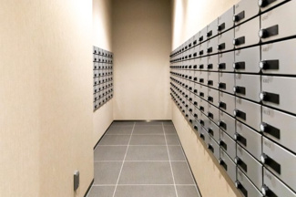 【設備】 | グランドメゾン新梅田タワー THE CLUB RESIDENCE | 【郵便受け】使いやすいシンプルな郵便受け。ゆとりある広さのメールコーナーです。