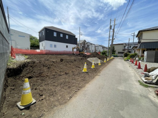 【外観】 | 【区画①】映える青空の下、落ち着いた閑静な住宅街となります。通勤・通学・お買物等、毎日の行動が全て丁度良く動ける立地にもご注目ください♪