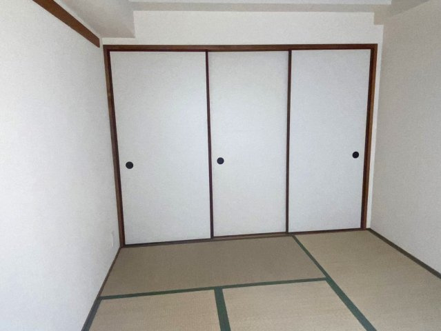 伊丹春日丘アーバンコンフォートＡ棟の和室|約６帖の和室には押入ございます！お布団などもスッキリ収納できますね！