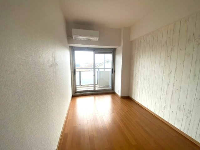 伊丹春日丘アーバンコンフォートＡ棟の洋室|約５．１帖のお部屋！朝日が差し込み気持ち良く１日をスタートできますね！