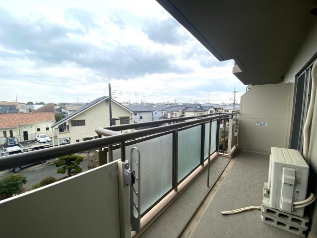 伊丹春日丘アーバンコンフォートＡ棟のその他|２部屋から出入り可能なバルコニー！お洗濯物をスムーズに干すことができますね！