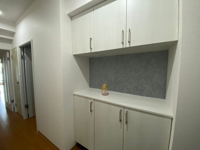 伊丹春日丘アーバンコンフォートＡ棟のその他|シューズボックスが備え付けられており、玄関周りがスッキリ片付きますね！小物などインテリアを置くことができるスペースございます！