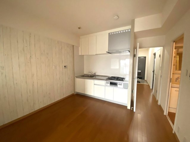 伊丹春日丘アーバンコンフォートＡ棟の居間・リビング|アクセントクロスがオシャレなダイニング！ご家族団らんの時間をお楽しみいただけます！