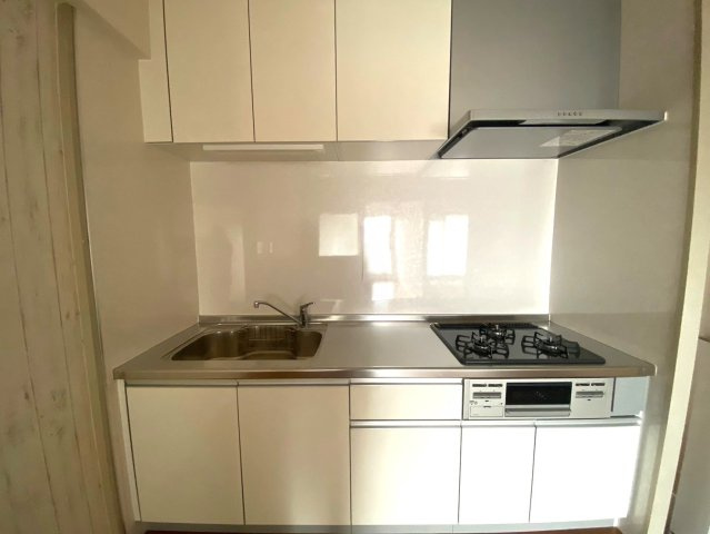 伊丹春日丘アーバンコンフォートＡ棟のキッチン|３つ口コンロでお料理の時間も短縮できますね♪余分な脂をカットして調理できるグリルございます！壁付けタイプのキッチンを採用することでおへやを広くお使いいただけます！