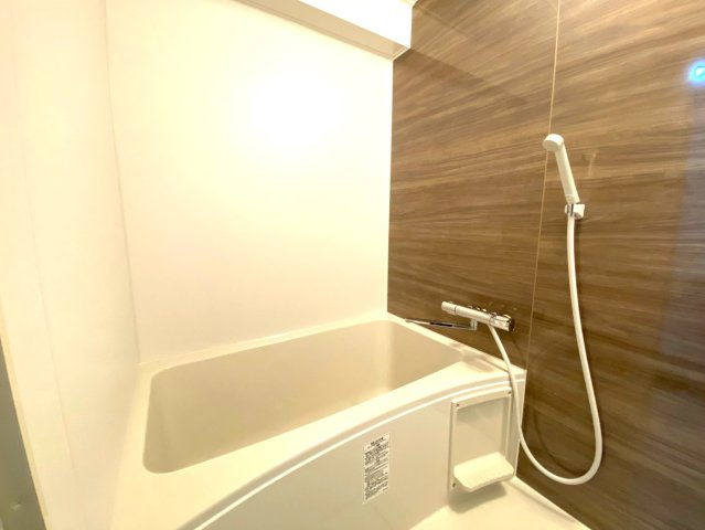 伊丹春日丘アーバンコンフォートＡ棟の浴室|落ち着いた配色のバスルーム！１日の疲れをリフレッシュできますね！お湯はり機能ございます！