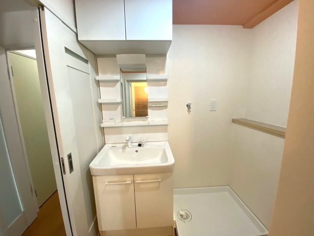 伊丹春日丘アーバンコンフォートＡ棟の独立洗面台|洗面化粧台の上部には収納棚ございます！お掃除用具などもスッキリ収納できますね！