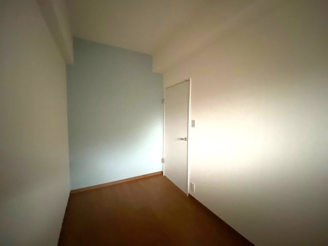 伊丹春日丘アーバンコンフォートＡ棟のその他|約４．２帖のお部屋！爽やかなカラーのアクセントクロスがオシャレですね！