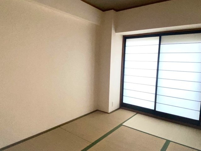 伊丹春日丘アーバンコンフォートＡ棟の和室|約６帖の和室！クッション性があるので小さなお子様のプレイスペースとしても！お布団を敷いて寝室としてもご活用いただけます！