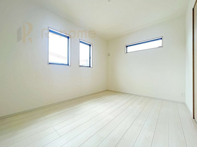 つくば市高見原1丁目23-P1　新築戸建て　10号棟の洋室|2面窓の風通しの良い洋室です♪差し込む暖かな陽当たりで、室内がくつろげる空間に早変わりです♪