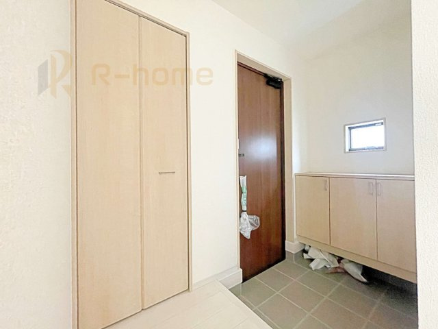 つくば市高見原1丁目23-P1　新築戸建て　10号棟の玄関|気持ちよくご家族やゲストを送迎できる穏やかな雰囲気の玄関♪大きな下駄箱で玄関廻りスッキリ♪