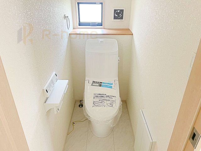 つくば市高見原1丁目23-P1　新築戸建て　10号棟のトイレ|温水洗浄便座付きのトイレ。
トイレが２ヵ所設置で朝の忙しい時間でも安心です。