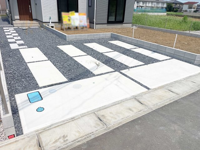 つくば市高見原1丁目23-P1　新築戸建て　10号棟の駐車場|カースペースは3台完備。ゲスト用のスペースも確保できますね♪