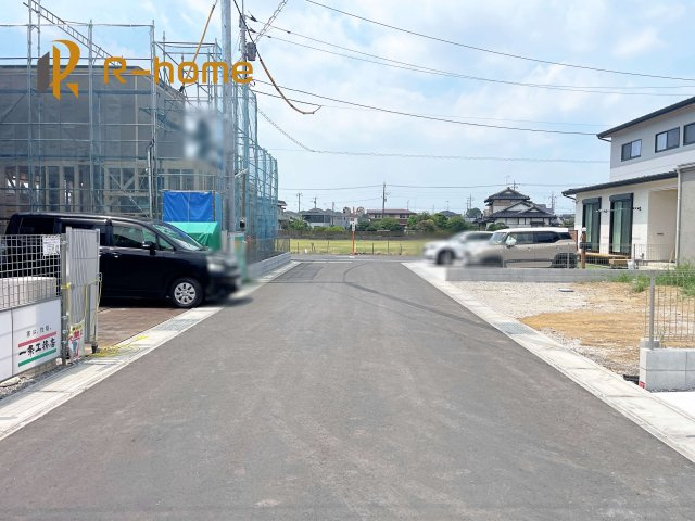 つくば市高見原1丁目23-P1　新築戸建て　10号棟の前面道路含む現地写真|『今から見たい！』大歓迎です♪
お気軽にＲ－ｈomeまでお問い合わせください。
