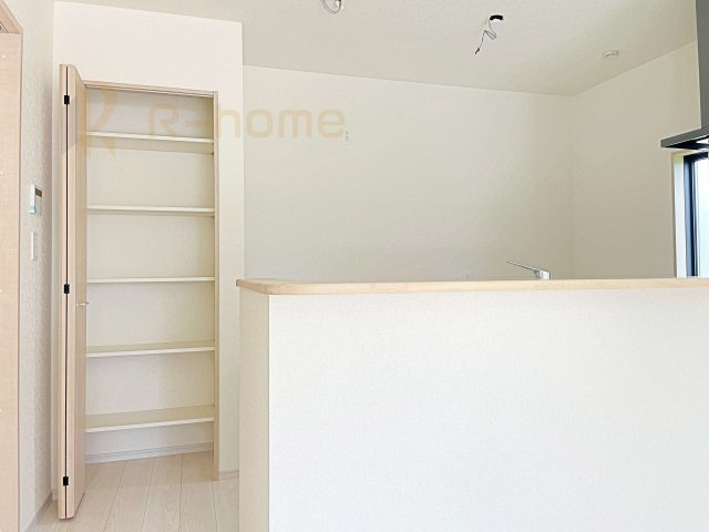 つくば市高見原1丁目23-P1　新築戸建て　10号棟の収納|キッチンパントリーとしても活用できる収納！リビングに物を出さず、綺麗を保てそうですね♪