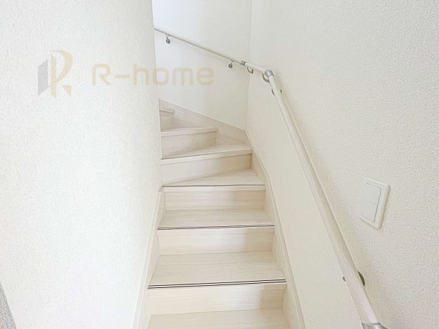 つくば市高見原1丁目23-P1　新築戸建て　10号棟の内装|手すりのついた階段！小さなお子様の利用も一安心です♪