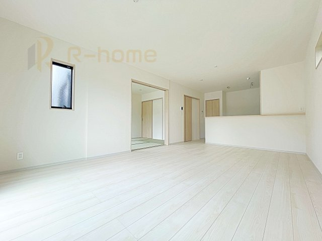 つくば市高見原1丁目23-P1　新築戸建て　10号棟の居間・リビング|広々としたLDK♪充分な広さがあり、ご家族でインテリアのレイアウトを考えるのも楽しみですね！