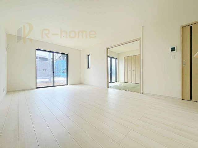 つくば市高見原1丁目23-P1　新築戸建て　10号棟の居間・リビング|床暖房付きのリビング！ ゆったりくつろげるリビングスペースで、ご家族皆様の笑顔が溢れます。