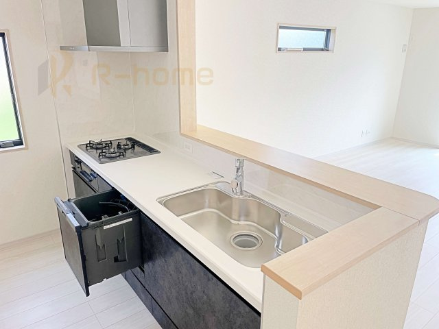 つくば市高見原1丁目23-P1　新築戸建て　10号棟のキッチン|料理をしながら家族とコミュニケーションが取れる対面式システムキッチン。便利なビルトイン食洗機！