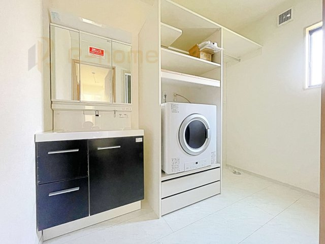 つくば市高見原1丁目23-P1　新築戸建て　10号棟の洗面所|三面鏡の使いやすい洗面台です。忙しい朝も家族みんなで身支度可能なスペース。