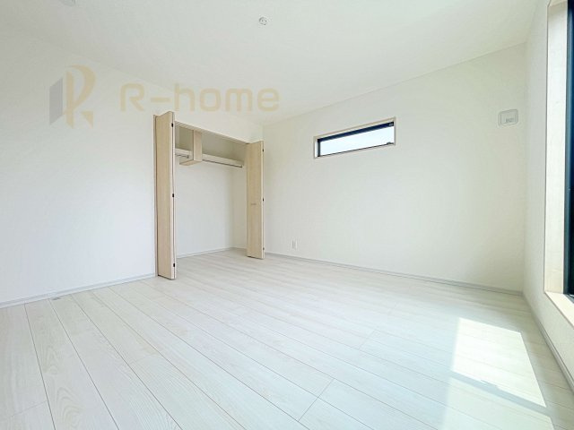 つくば市高見原1丁目23-P1　新築戸建て　10号棟の洋室|どんな部屋家具も合わせやすいシンプルな洋室！
たっぷりの日差しと心地よい風が舞い込む住まい♪