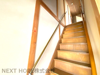 【内装】 | 尼崎市富松町1丁目中古戸建 | ２階への階段です♪手すり付きで安心・安全に昇り降りができます！