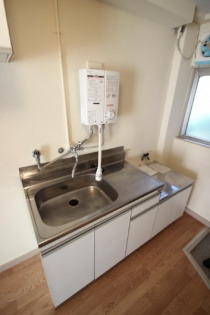 サンセイコーポのキッチン|コンパクトなキッチンで掃除もラクラク