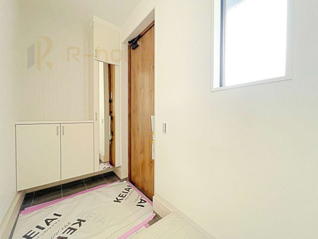 取手市白山6期　新築戸建て　1号棟の玄関|気持ちよくご家族やゲストを送迎できる穏やかな雰囲気の玄関♪大きな下駄箱で玄関廻りスッキリ♪