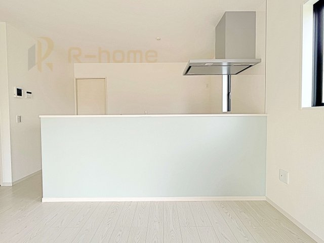 取手市白山6期　新築戸建て　1号棟のキッチン|リビングで遊ぶお子様にも目が届くカウンターキッチン！コンロ前も壁がない嬉しい仕様♪