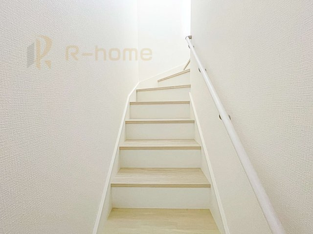 取手市白山6期　新築戸建て　1号棟の内装|手すりのついた階段！
小さなお子様の利用も一安心です♪