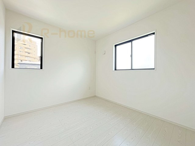 取手市白山6期　新築戸建て　1号棟の洋室|面窓の風通りの良い洋室です♪
差し込むあたたかな陽当たりで快適な空間を。