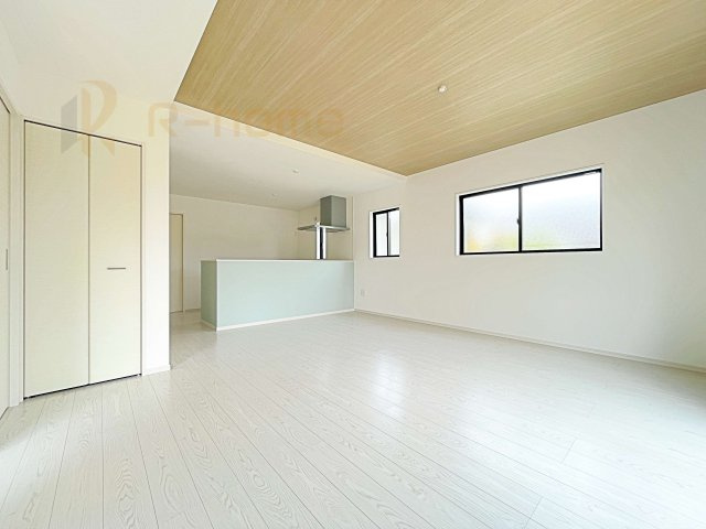 取手市白山6期　新築戸建て　1号棟の居間・リビング|開放感のあるリビングには収納スペースもあり、ゆったりした空間を保てます♪