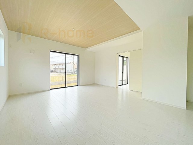取手市白山6期　新築戸建て　1号棟の居間・リビング|たっぷりの陽光が注ぎ込む明るいリビング♪隣接の洋室を開放すると更なる大空間に変身♪