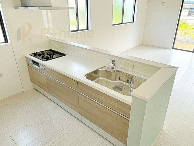 取手市白山6期　新築戸建て　1号棟のキッチン|料理をしながら家族とコミュニケーションが取れる対面式システムキッチン。