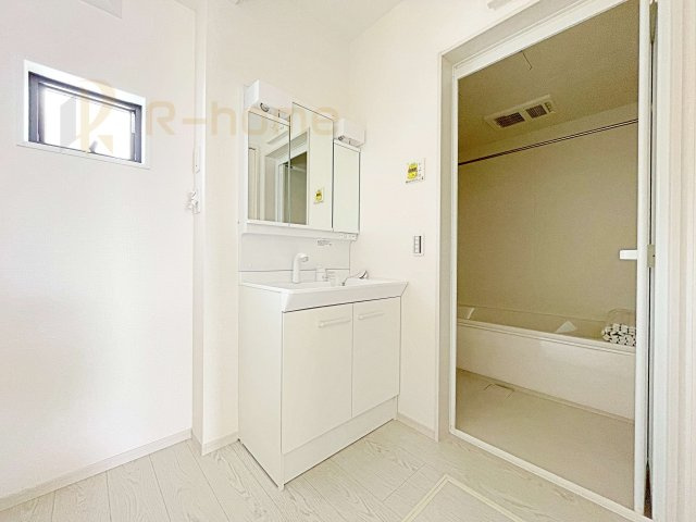 取手市白山6期　新築戸建て　1号棟の洗面所|清潔感溢れる洗面台は嬉しい三面鏡付き。洗剤や歯ブラシなどもすっきり収納できます♪