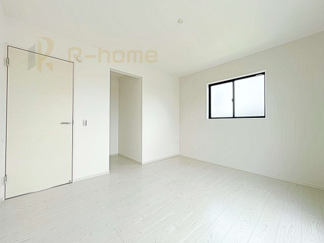 取手市白山6期　新築戸建て　1号棟の洋室|収納便利なウォークインクローゼット付きの洋室♪
明るく風通しの良いお部屋です♪
