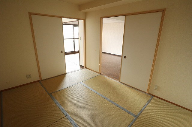 寝屋川市日之出町の賃貸マンションの寝室