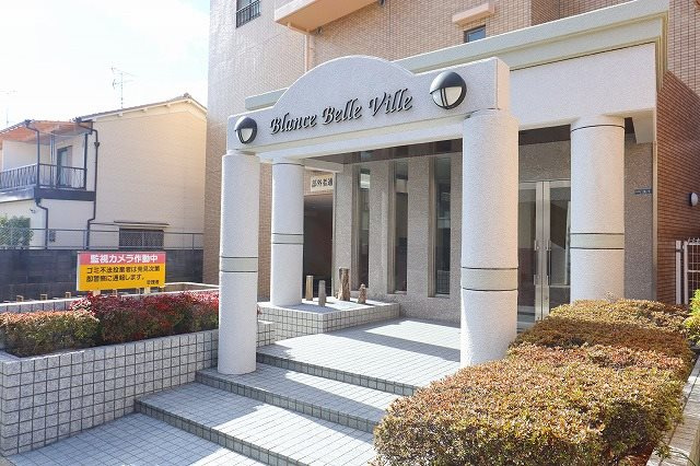寝屋川市日之出町の賃貸マンションのエントランス