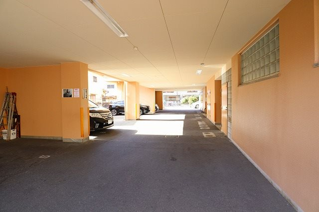 寝屋川市日之出町の賃貸マンションの駐車場