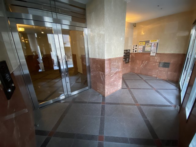 寝屋川市日之出町の賃貸マンションのロビー