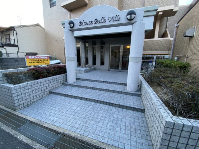 寝屋川市日之出町の賃貸マンションのエントランス