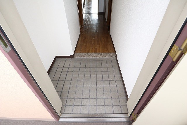寝屋川市日之出町の賃貸マンションの玄関