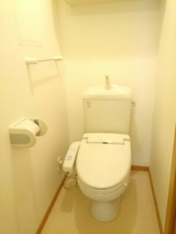 メゾン・ポポラーレＢのトイレ|落ち着いた色調のトイレです