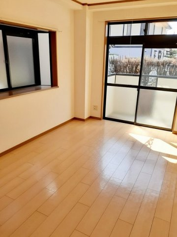 ニューシャルマン福成の居間・リビング|明るい室内です☆