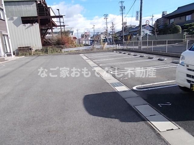 【駐車場】 | スクエア魚住 | 敷地内駐車場で便利です。