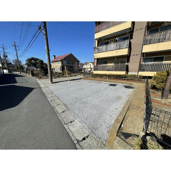メゾンアルピナの駐車場